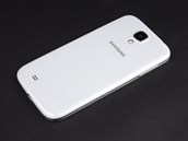 Samsung Galaxy S 4 ve svtl barevn variant White Frost, pohled zezadu