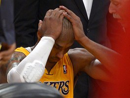 JE TO PATN. Kobe Bryant z LA Lakers v tuhle chvli v, e sezona pro nj asi