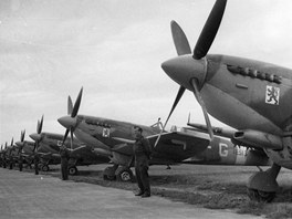 Českoslovenští stíhači britského Královského letectva se svými letouny Spitfire...