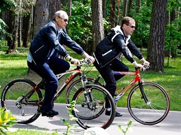Prezident Dmitrij Medvedv a premiér Vladimir Putin pi cyklistické vyjíce v...