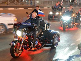 Putin se v ernomoském pístavu Novorossijsk projel na své tíkolce...