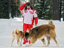 Vladimir Putin vení své psy v zasneném parku v Moskv. (10. dubna 2013)