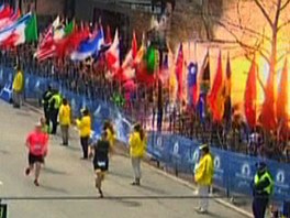 První exploze vybuchla jen kousek od cíle bostonského maratonu. (15. dubna 2013)