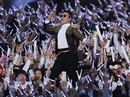Jihokorejský zpvák PSY zpívá na koncert v Soulu, bhem nho pedstavil svou...