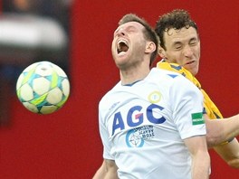 Štěpán Vachoušek (vlevo) z Teplic v hlavičkovém souboji s Arnoldem Šimonkem.