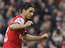 JE TAM. Mikel Arteta z Arsenalu jde oslavit promnnou penaltu proti Norwichi.