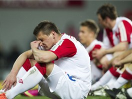 SMUTEK. Mat onka a jeho spoluhri ze Slavie po nespnm derby se Spartou.