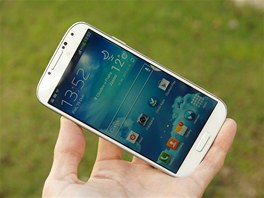 Samsung Galaxy S 4 ve světlé barevné variantě White Frost