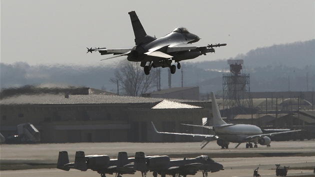 Americk letoun F-16 startuje z jihokorejsk zkladny Osan (9. dubna 2013)