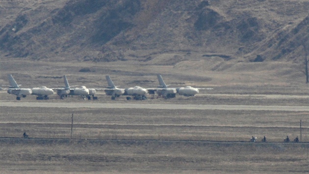 Severokorejsk leteck zkladna pobl nskch hranic. Letadla na snmku jsou bombardry H-5. (9. dubna 2013)