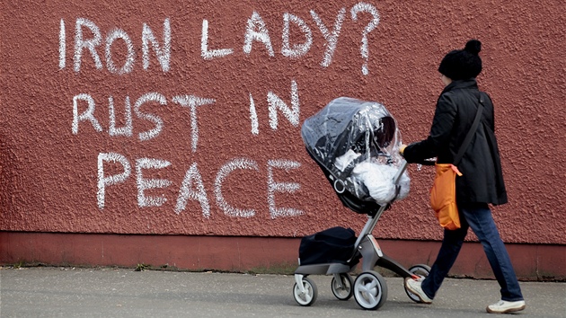 elezn lady? Zrezavj v pokoji. Graffiti v severoirskm Belfastu (9. dubna 2013)
