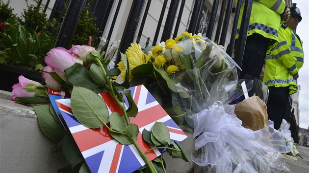 Londn truchl za Thatcherovou. Kvtiny ped sdlem premira v Downing Street slo 10 (9. dubna 2013)