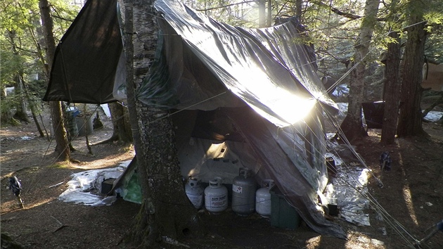 Příbytek Američana Christophera Knighta, který žil 27 let jako poustevník v lesích Maine (10. dubna 2012)