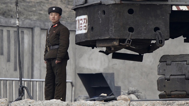 Severokorejsk vojk hldkuje na hranici s nou (11. bezna 2013)