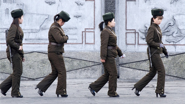 Severokorejsk vojaky na hranicch s nou (11. bezna 2013)