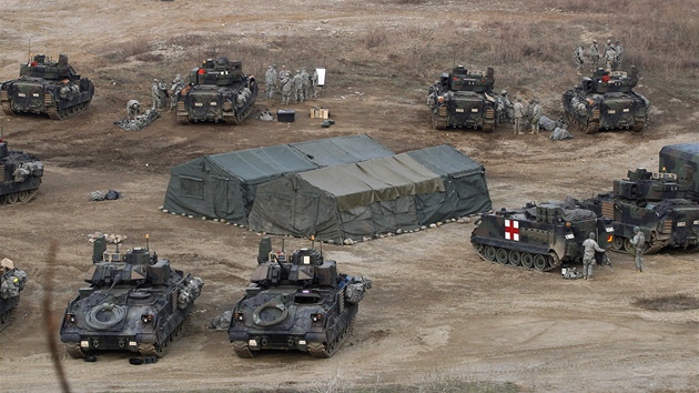 Spolen cvien jihokorejskch a americkch jednotek nedaleko hranic KLDR (11. bezna 2013)