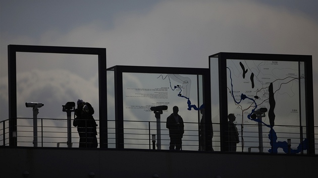 Turist obhl demilitarizovanou znu mezi Jin Koreou a KLDR (11. bezna 2013)