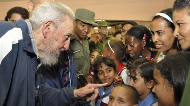 Fidel Castro se v Havan zastnil slavnostnho oteven nov koly a zavzpomnal na Huga Chveze (12. dubna 2013)