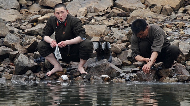 Severokorejsk vojk si pere ponoky v ece Yalu, kter tvo hranici s nou 