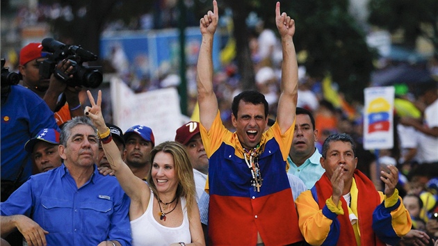 Opozin pedk Henrique Capriles burcuje davy (10. dubna 2013)