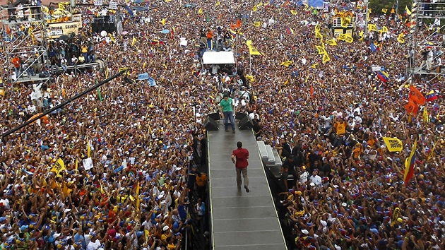 Pedvolebn mtink opozinho ldra Henrique Caprilese (7. dubna 2013)