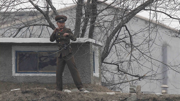 Severokorejsk vojk na hranicch s nou trnuje boxersk pohyby (14. dubna 2013)