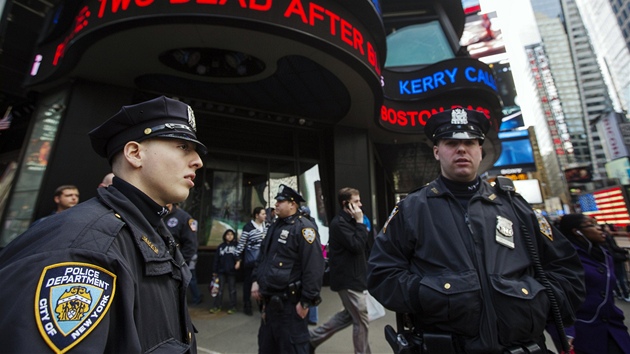 Policist hldkujc na Times Square po explozch na maratonu v Bostonu (15. dubna 2013)