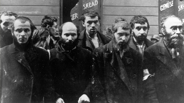 Skupina id zadrench jednotkami SS bhem likvidace varavskho ghetta v v kvtnu 1943