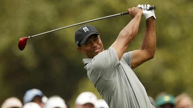 Tiger Woods dokonil první kolo Masters na dleném tináctém míst, ale byl