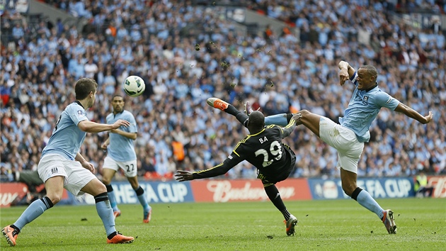 AKROBAT - STELEC. Demba Ba z Chelsea ponkolikte potvrdil, e stlet gly um i z obtnch pozic. Prv o tom pesvdil i protihre z Manchesteru City v utkn Anglickho pohru. 