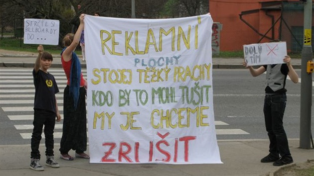 Demonstrace proti svtelnmu billboardu nad pechodem v Radlick ulici v Praze 5.