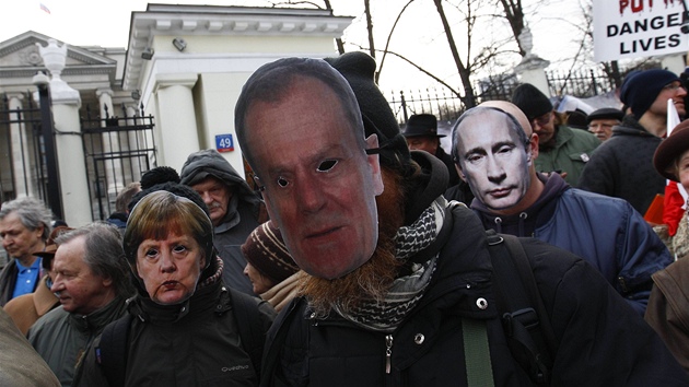 Polsk ministersk pedseda Donald Tusk, nmeck kanclka Angela Merkelov a rusk prezident Vladimir Putin - ti byli hlavnm tmatem protest ped ruskou ambasdou v Polsku.