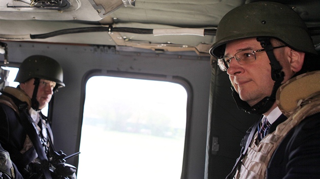 Po Afghánistánu se premiér přesouval americkými vrtulníky Black Hawk (13. dubna 2013).