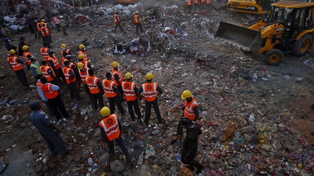 Zchrani s dobrovolnky ptraj po peivch tragdie na pedmst indick Bombaje. V sutinch zcenho domu zahynulo 74 lid.