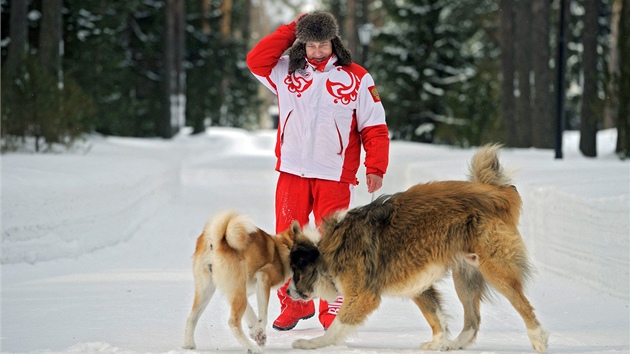 Vladimir Putin ven sv psy v zasnenm parku v Moskv. (10. dubna 2013)