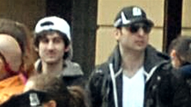 Brati Dochar Carnajev (vlevo) a Tamerlan Carnajev byli identifikovni jako pravdpodobn pachatel bombovch tok pi maratonu v Bostonu. Pi automobilov honice policist Tamerlana zastelili. (19. dubna 2013)