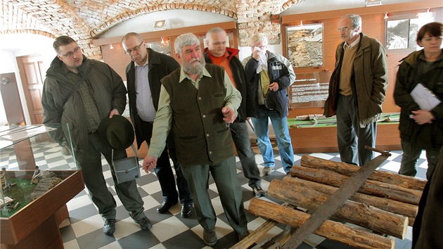 Poslanci ze zemědělského výboru si při své návštěvě Šumavy prohlédli i infocentrum Rokyta u Srní. Místem je provedl Jiří Kec.