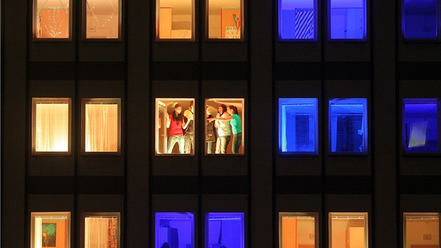 Pi Light Show oivila 110 oken koleje K3 v arelu eskobudjovickho kampusu barevn svtla.