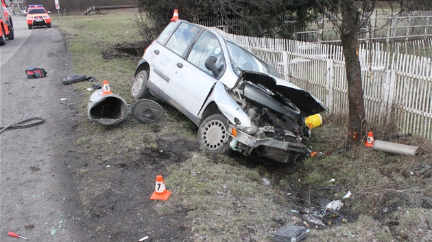 Ve Fiatu Multipla zahynuli dva mui, tet utrpl stedn tk zrann. (11. dubna 2013)