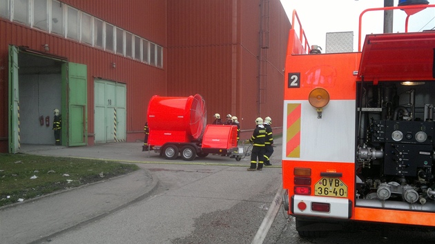 Zakouenou halu s tdc linkou hasii odvtrali velkm ventiltorem. (16. dubna 2013)