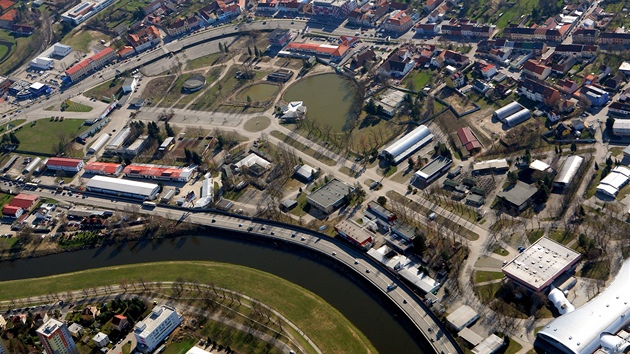 eskobudjovické výstavit rámují eka Vltava a Husova tída. Areálem prochází