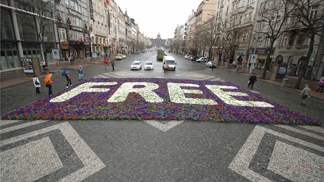 Ve spodní části Václavského náměstí v Praze vytvořila Telefónica Czech Republic u příležitosti představení nové generace tarifů O2 Free květinový nápis.