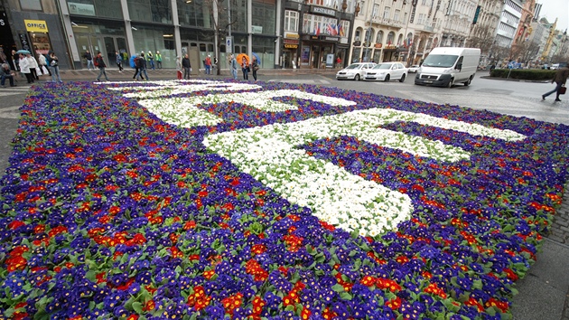 Ve spodní části Václavského náměstí v Praze vytvořila Telefónica Czech Republic u příležitosti představení nové generace tarifů O2 Free květinový nápis.