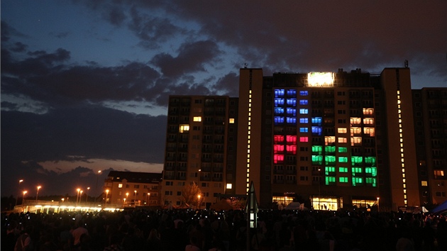 Světelná show na kolejích Volha v pražských Kunraticích. (18. dubna 2013)