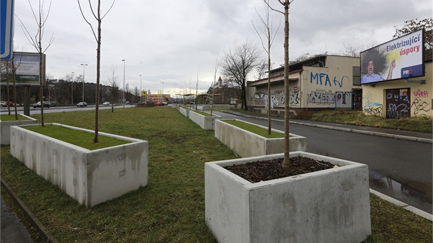 V cípu za bývalým lihovarem ve Smíchově je dnes uskladněno asi 40 betonových květníků. 