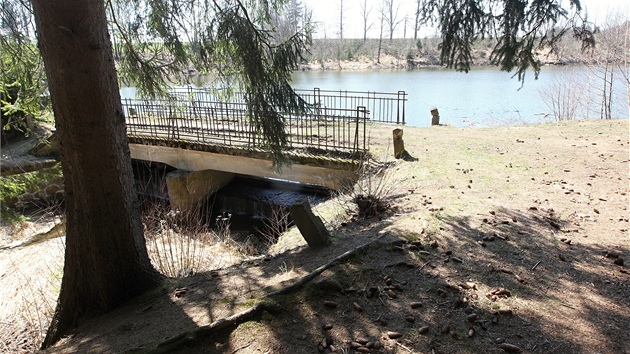 Policisté by na lince 158 uvítali i svědectví lidí, kteří se kolem rybníka Drátovec ve druhé polovině uplynulého týdne pohybovali a něčeho si všimli. 