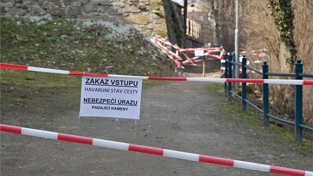 Kvli hrozb padajcch kamen je st lesoparku neprchoz a chodce na ne poloen cest ochrn devn palisda. 