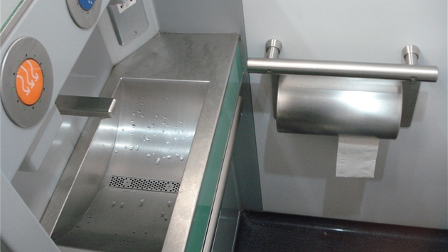 Toaleta v soupravě Railjet.