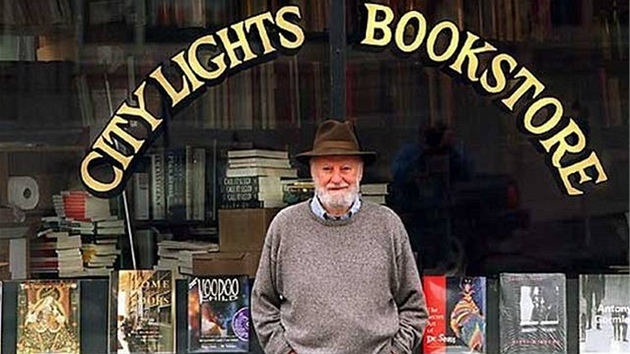 Lawrence Ferlinghetti před svým knihkupectvím City Lights v San Francisku