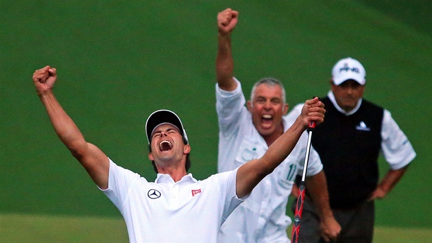 ROZHODNUTO. Australan Adam Scott a za ním jeho caddie Steve Williams slaví